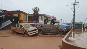 Fuertes lluvias y aluviones golpean el norte de Chile: evacuaciones y vehículos arrastrados