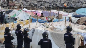 Tensión en Ceuta durante el desalojo de migrantes de la playa de Benítez España