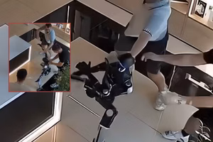 Robot humanoide sorprende tras ser empujado por un cliente en Rusia y el video se hace viral