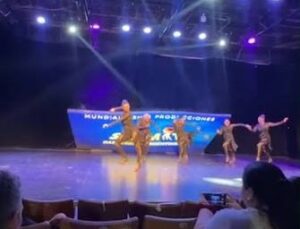Pantalla LED cayó sobre bailarinas durante un certamen en Villa Carlos Paz