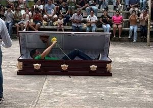 El Tecmol sorprende al salir de un ataúd durante batalla de “farmear aura”