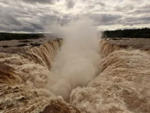 Extraordinaria crecida del río Iguazú potencia las Cataratas y sorprende a los turistas