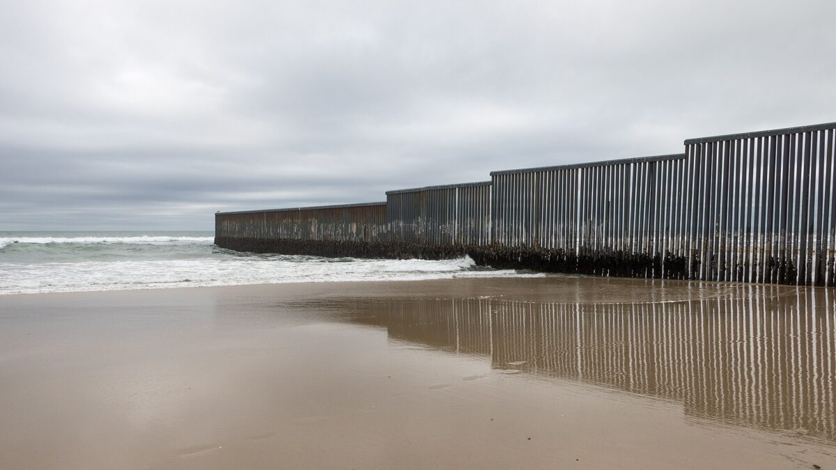 Muro fronterizo entre México y Estados Unidos a la altura de Tijuana, visto desde el lado mexicano