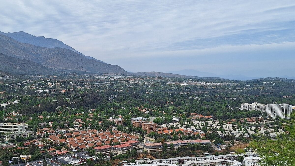 Vista del sector de San Carlos de Apoquindo, en Las Condes, tomada desde un cerro (foto de archivo de noviembre de 2024).