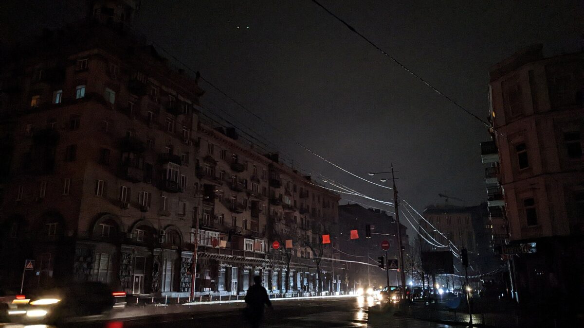 Calle Velyka Vasylkivska en Kiev de noche, con los edificios sin electricidad y sin alumbrado público tras ataques rusos a la red energética, en noviembre de 2022.