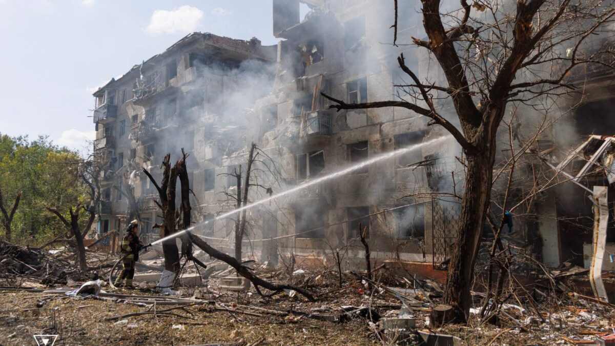 Bomberos apagan un edificio de viviendas destruido en Kramatorsk tras un ataque ruso con bombas aéreas