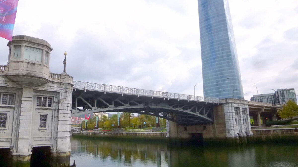 Vista del puente de Deusto y la Torre Iberdrola en Bilbao