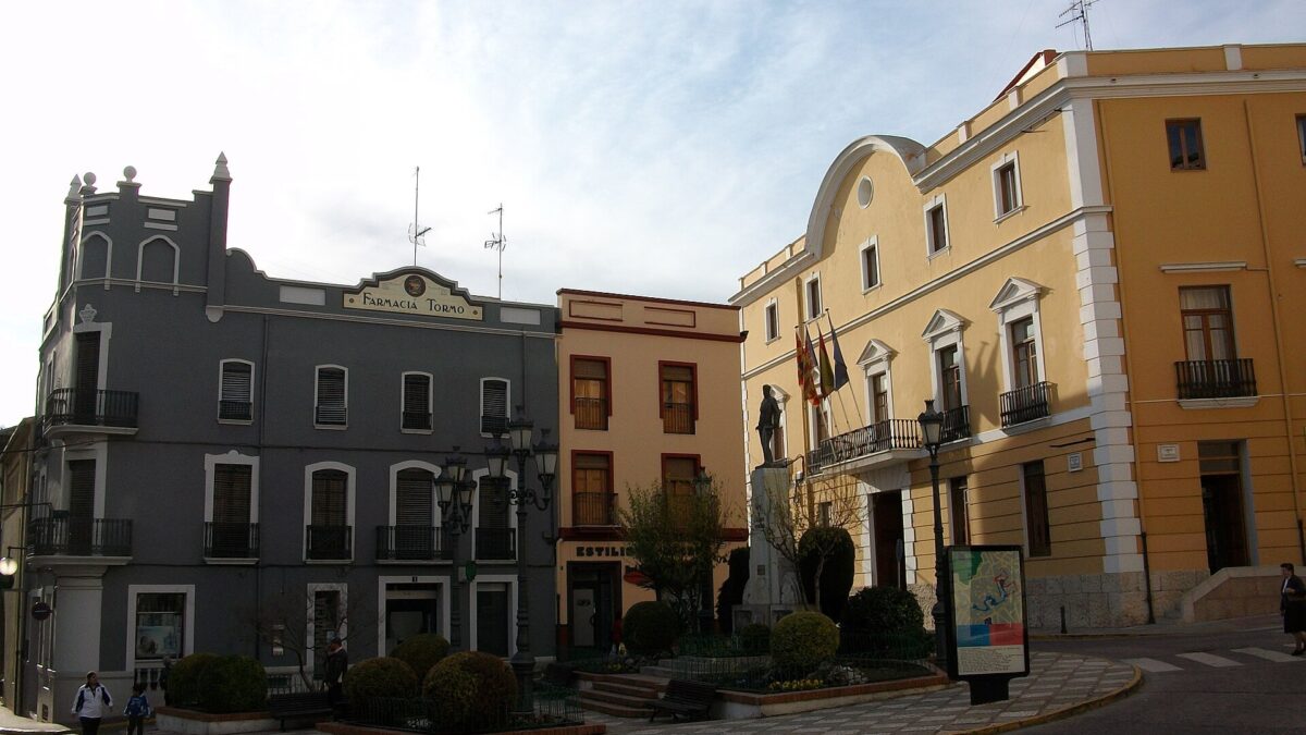 Plaza del Ayuntamiento de Oliva (la Safor, Valencia), vista en un día normal, sin inundaciones.