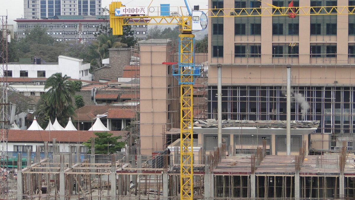 Edificio en construcción con andamios en Nairobi, Kenia (imagen ilustrativa)