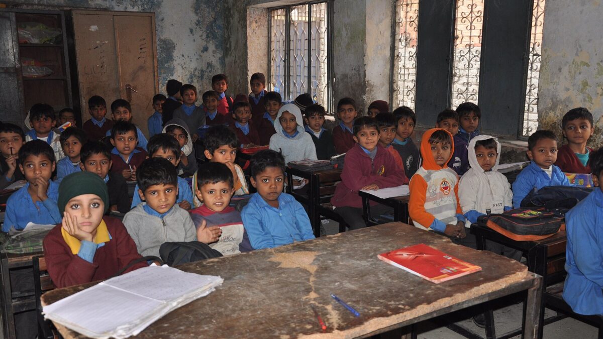 Aula de una escuela en Pakistán, con espacio de clase y mobiliario escolar, fotografiada para un informe sobre agua y saneamiento en escuelas