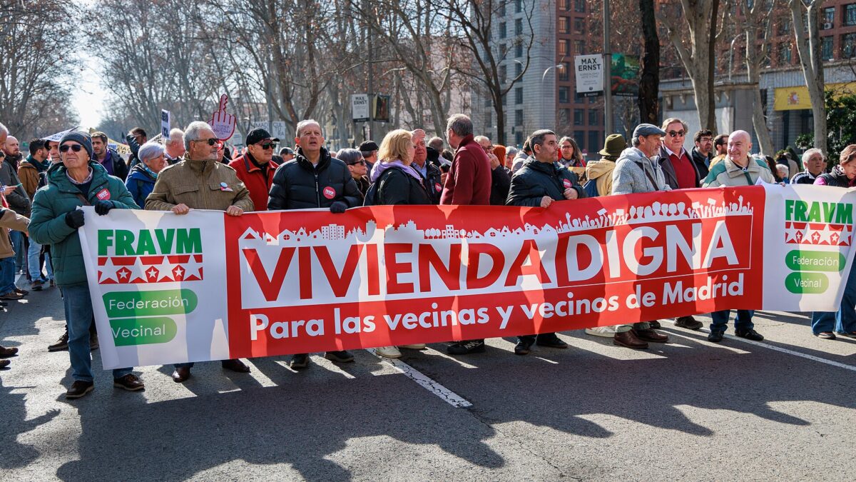 Vecinos marchan por el Paseo del Prado de Madrid con una pancarta que reclama vivienda digna