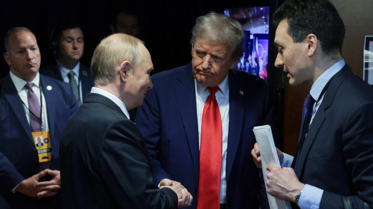 Vladimir Putin y Donald Trump se dan la mano tras una conferencia de prensa conjunta durante la cumbre Rusia–Estados Unidos de 2025 en Anchorage, Alaska.