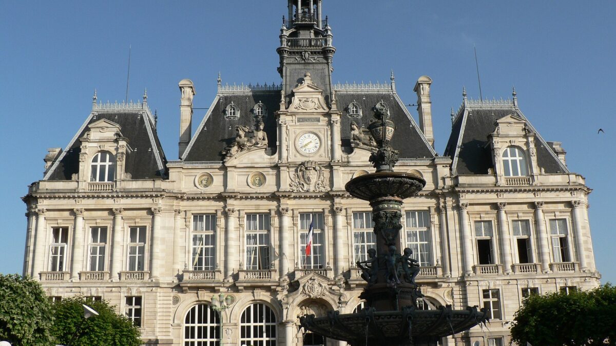 Fachada del ayuntamiento (Hôtel de ville) de Limoges, Francia, en una foto de archivo