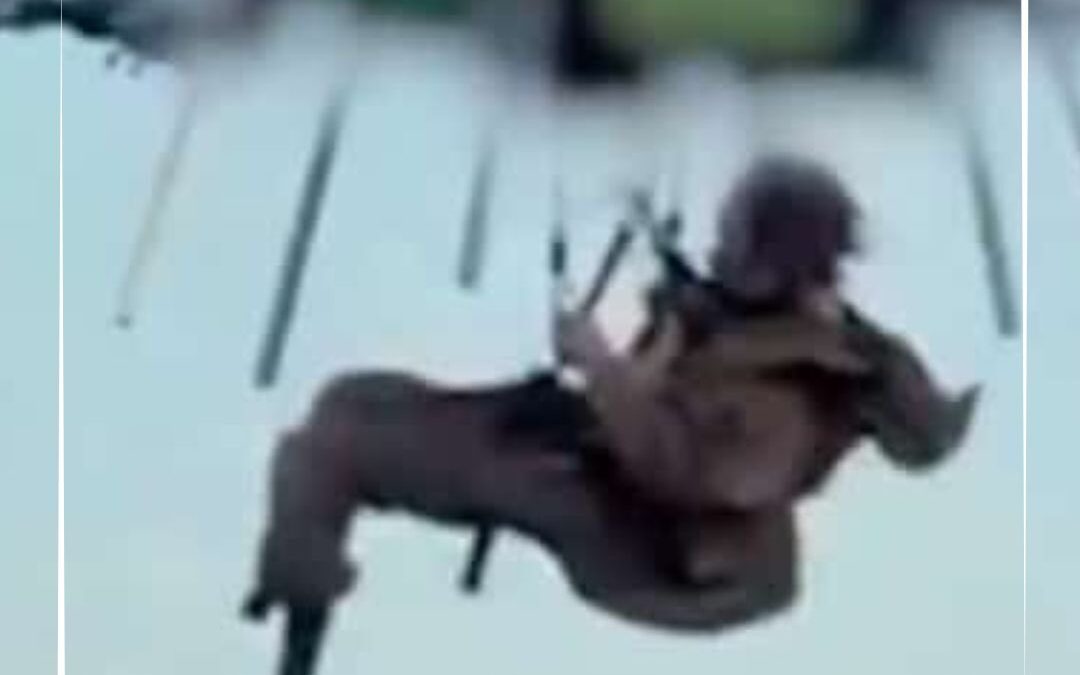 Imagen del video de la evacuación con un dron de un soldado ucraniano herido