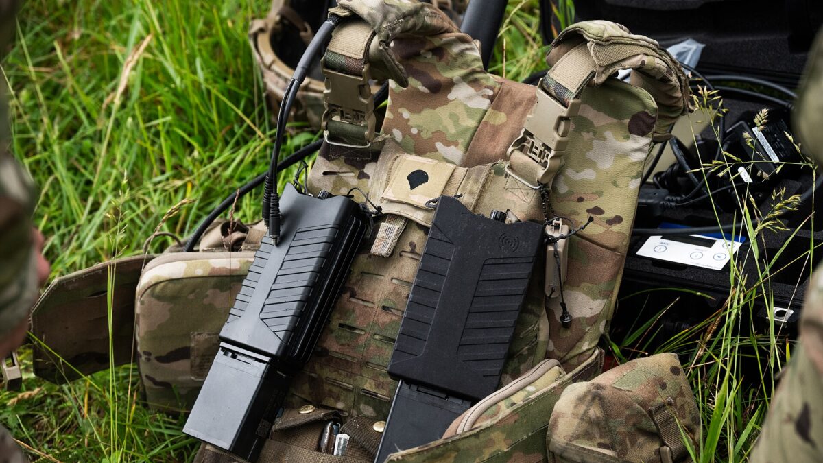 Soldados del Ejército de Estados Unidos preparan equipos antidrones portátiles durante un ejercicio