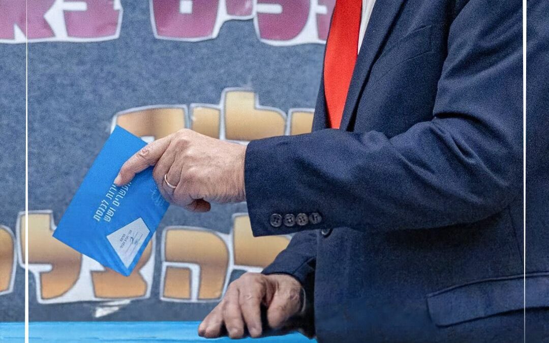 Fila de votantes en una jornada electoral en Tel Aviv, en imagen del video difundido por MCN