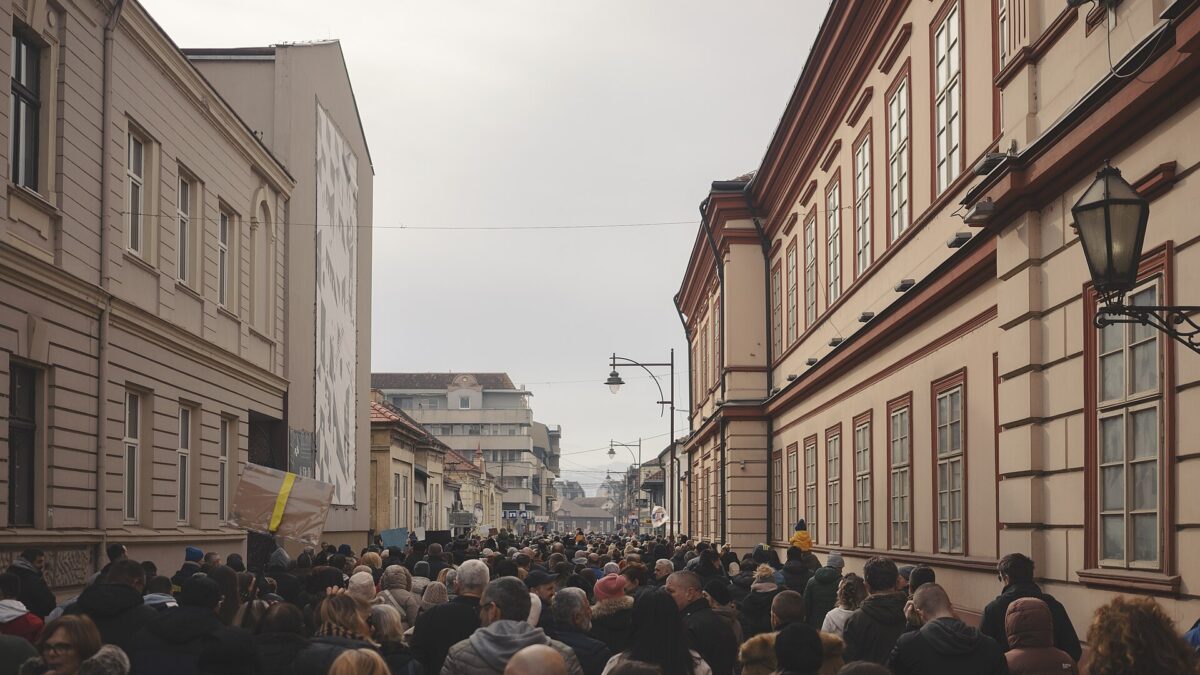 Manifestantes con pancartas en una protesta en Serbia por la caída de la marquesina de Novi Sad
