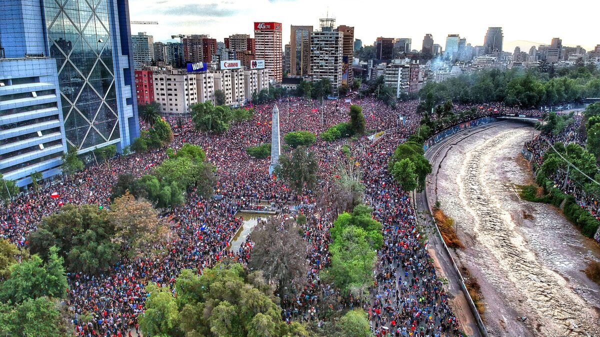 Vista aérea de una multitudinaria marcha en la plaza Baquedano de Santiago en 2019
