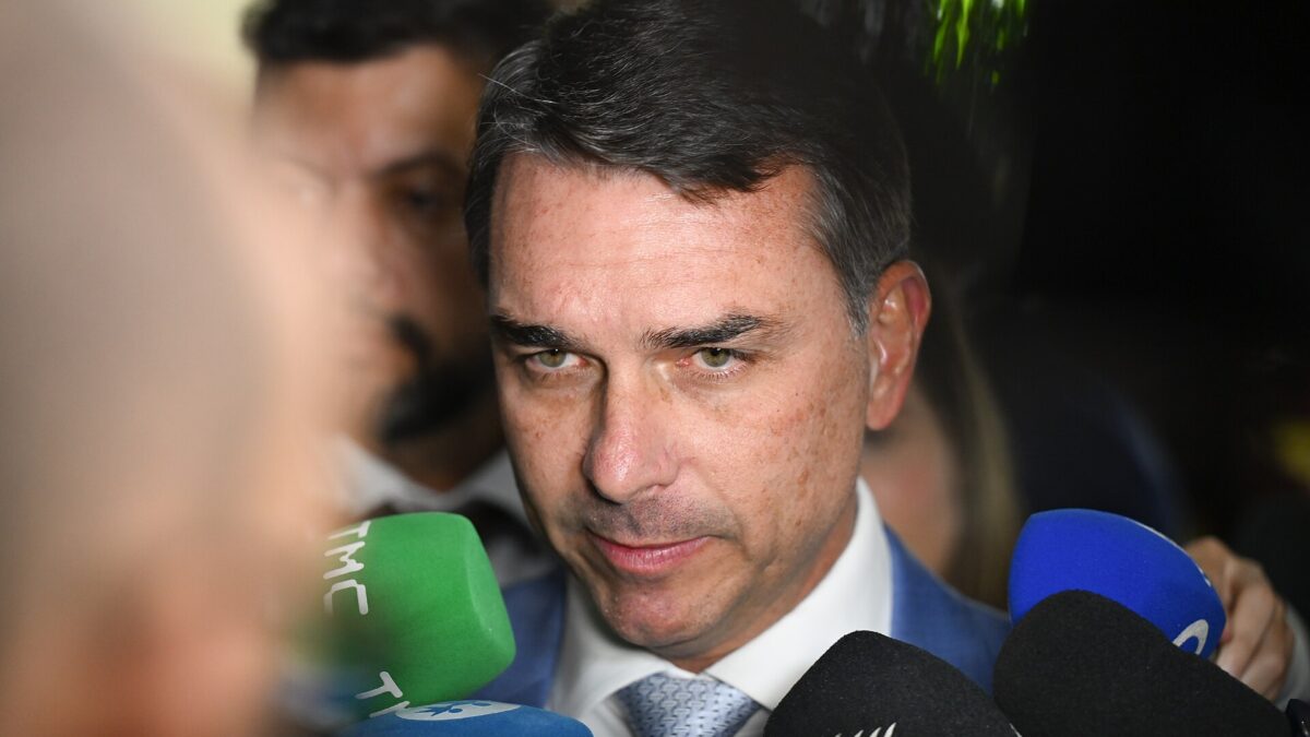 El senador Flávio Bolsonaro durante una entrevista en el Senado de Brasil
