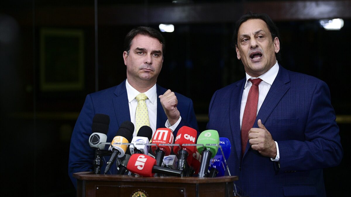El senador Flávio Bolsonaro junto a su abogado Frederick Wassef durante una conferencia de prensa