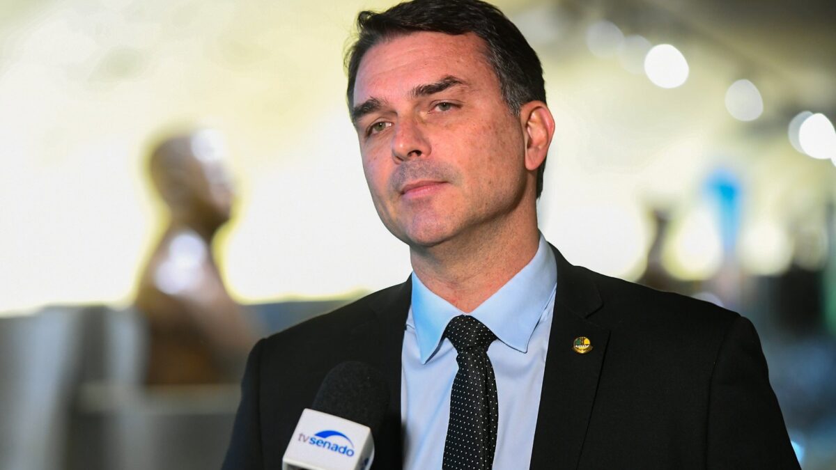 El senador Flávio Bolsonaro (PL-RJ) en una entrevista con la prensa