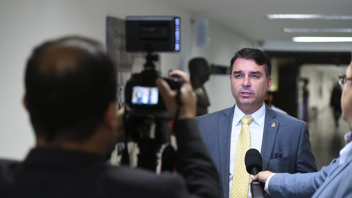 El senador Flávio Bolsonaro durante una entrevista en el Senado de Brasil