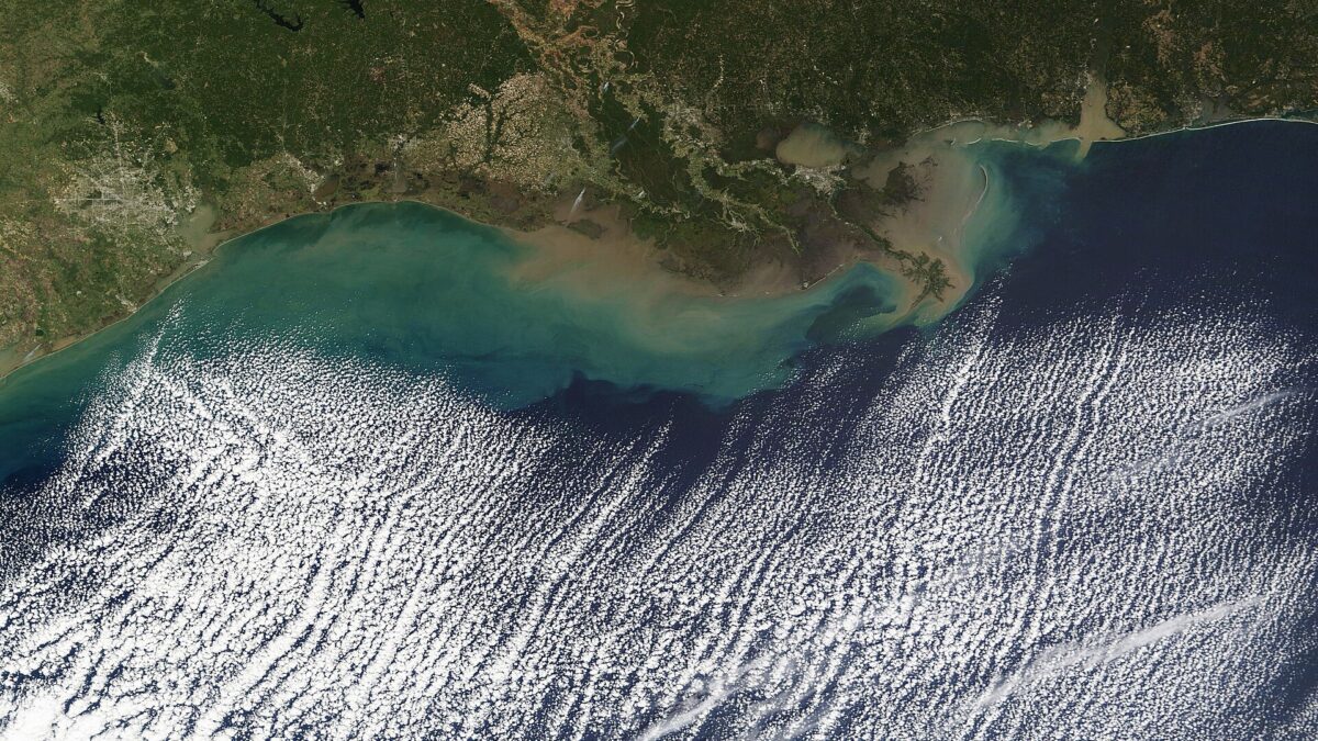 Imagen satelital del Golfo de México con nubes alineadas sobre el agua