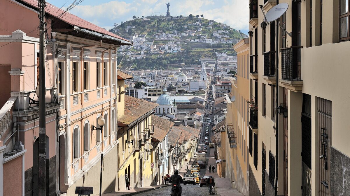 Calle de Quito, Ecuador, con edificios del centro de la ciudad