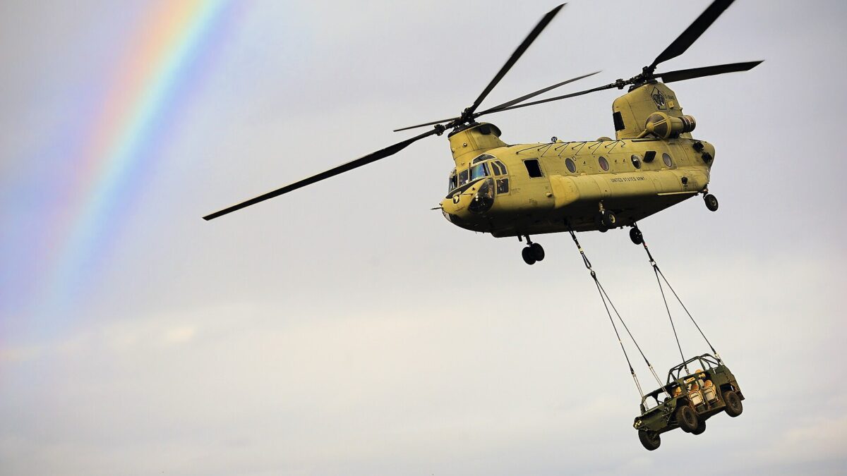 Helicóptero Chinook CH-47 del Ejército en pleno vuelo durante un ejercicio de entrenamiento