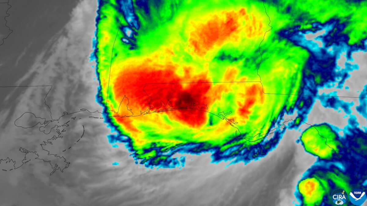 Imagen satelital del huracán Isaías sobre la costa del Golfo de Florida en el momento de tocar tierra, cerca de Destin.