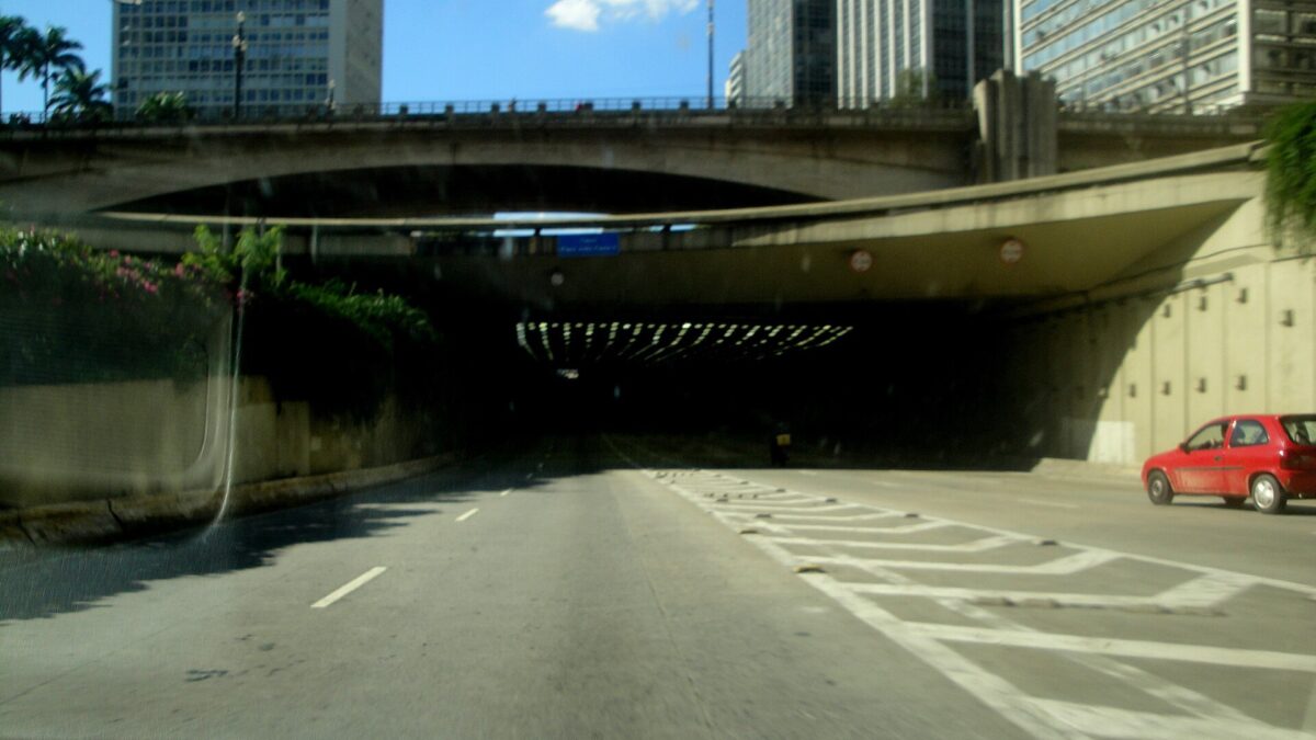 Túnel do Anhangabaú (Túnel Papa João Paulo II) en São Paulo, con el Viaduto do Chá pasando por encima