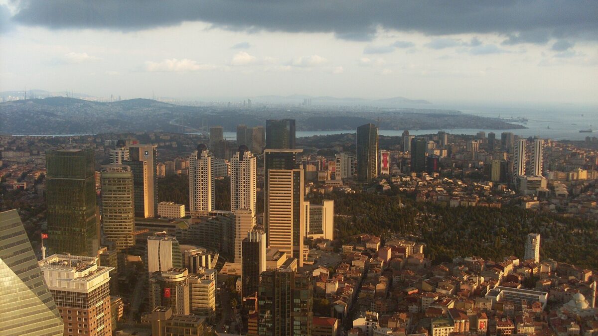 Vista panorámica de Estambul desde el mirador del rascacielos Istanbul Sapphire, con edificios de los distritos de Beşiktaş, Kağıthane y Şişli, el Bósforo y el mar de Mármara al fondo.