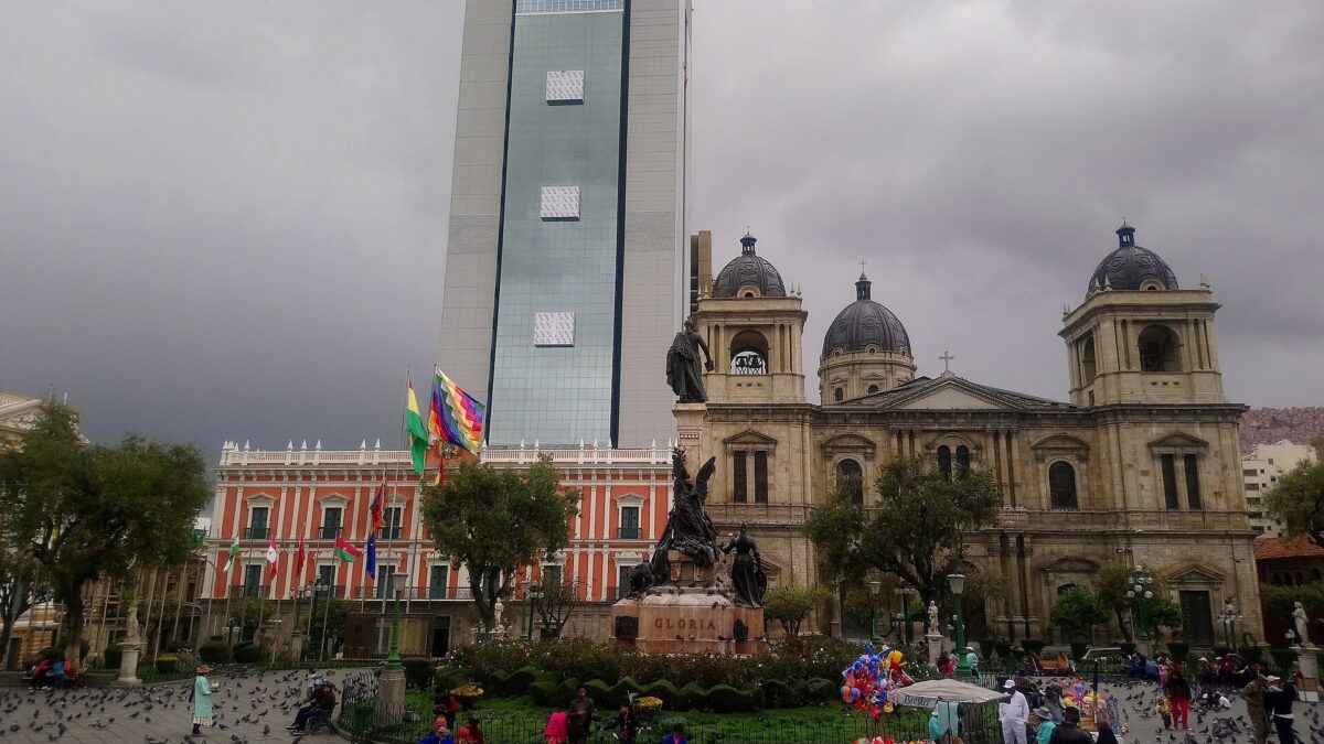 Vista de la Plaza Murillo de La Paz, con el palacio de gobierno y la catedral, tomada en mayo de 2018.