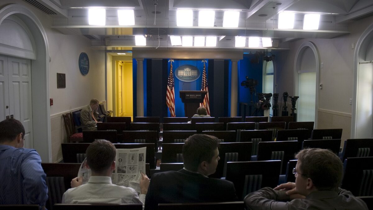 Sala de conferencias de prensa James S. Brady de la Casa Blanca, con periodistas sentados en las primeras filas antes de una rueda de prensa