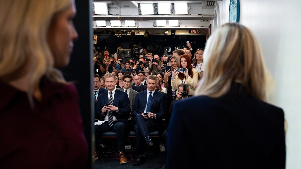Katie Zacharia, secretaria de prensa de la Casa Blanca, durante su primera rueda de prensa en la Sala de Prensa James S. Brady, el 13 de octubre de 2026.