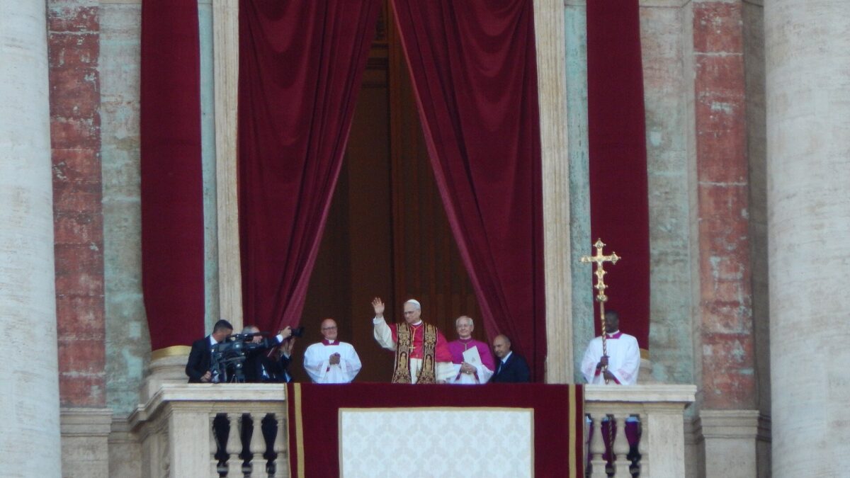 El papa León XIV saluda con la mano a la gente reunida en la Plaza de San Pedro, en el Vaticano.