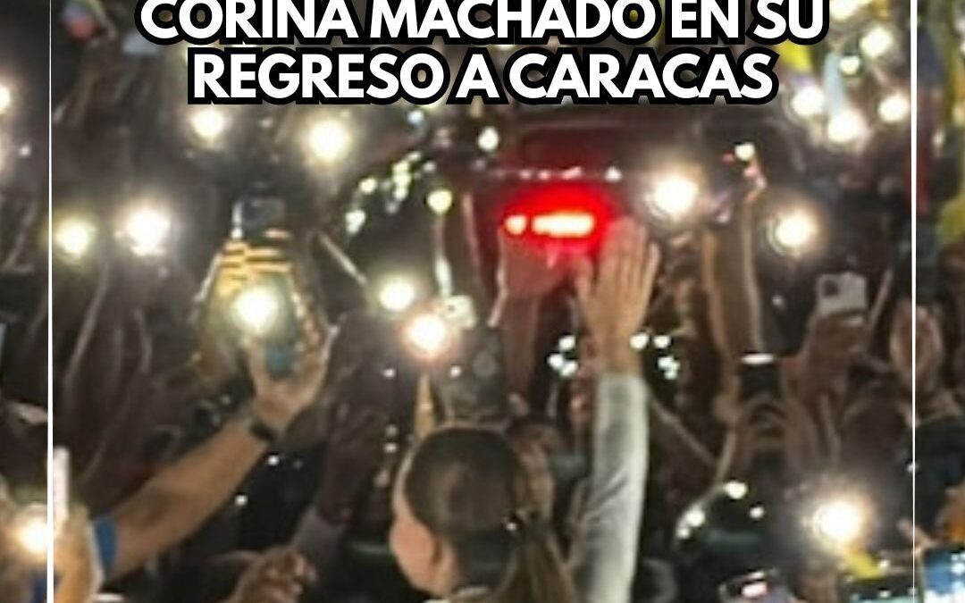 María Corina Machado saluda a una multitud de seguidores a su llegada a Caracas