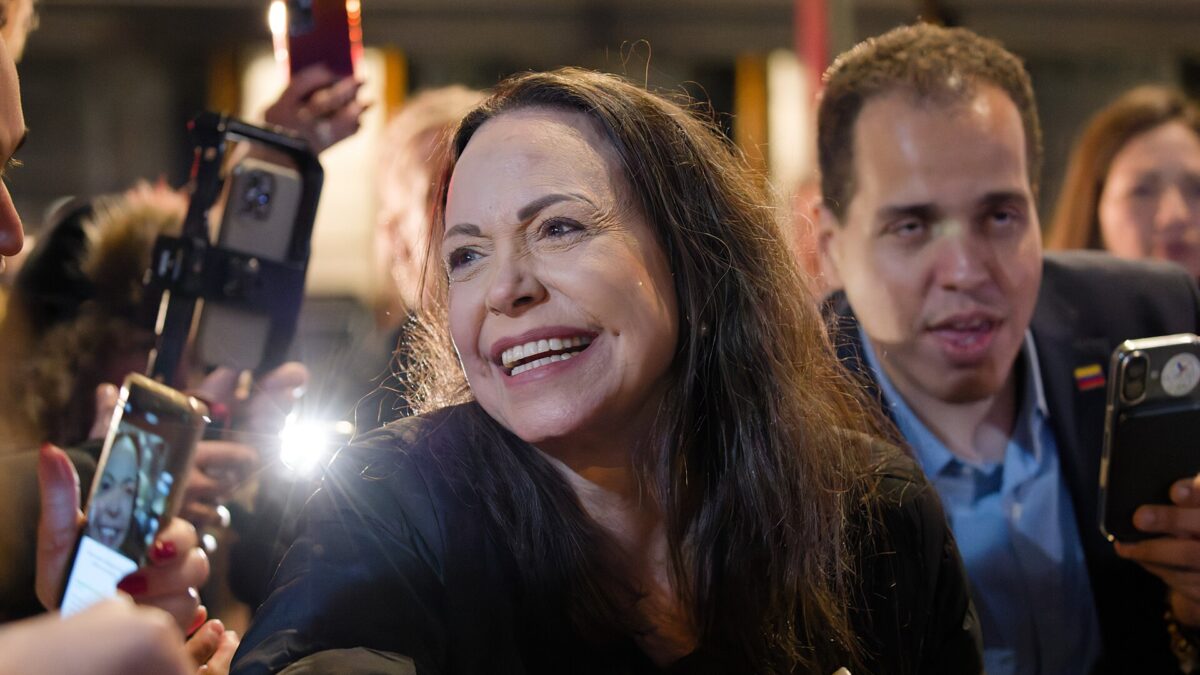 María Corina Machado saluda a una multitud durante la semana del Nobel de la Paz 2025