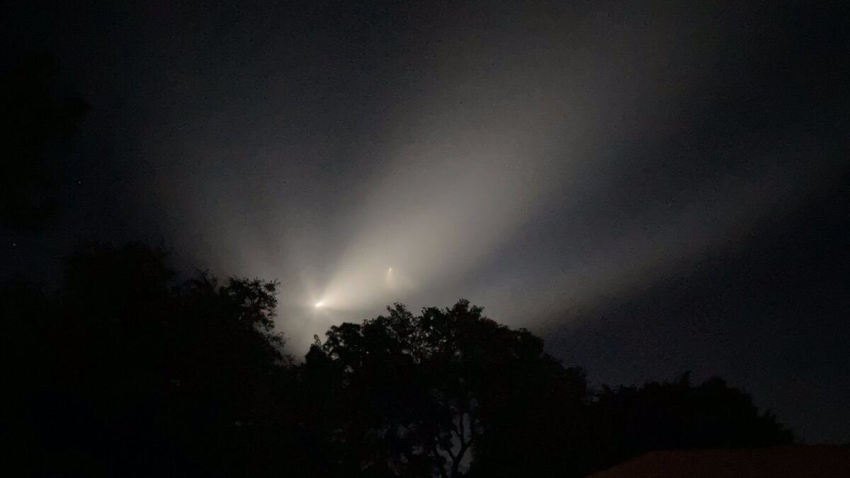 Nube luminosa con forma de medusa en el cielo, formada por el escape de un cohete Falcon 9 iluminado por el sol tras el despegue