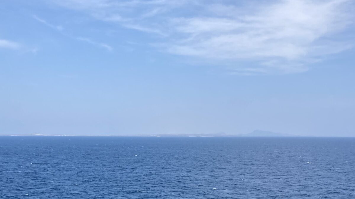 Vista del estrecho de Bab el-Mandeb desde el centro del canal, con la costa de Yemen a lo lejos