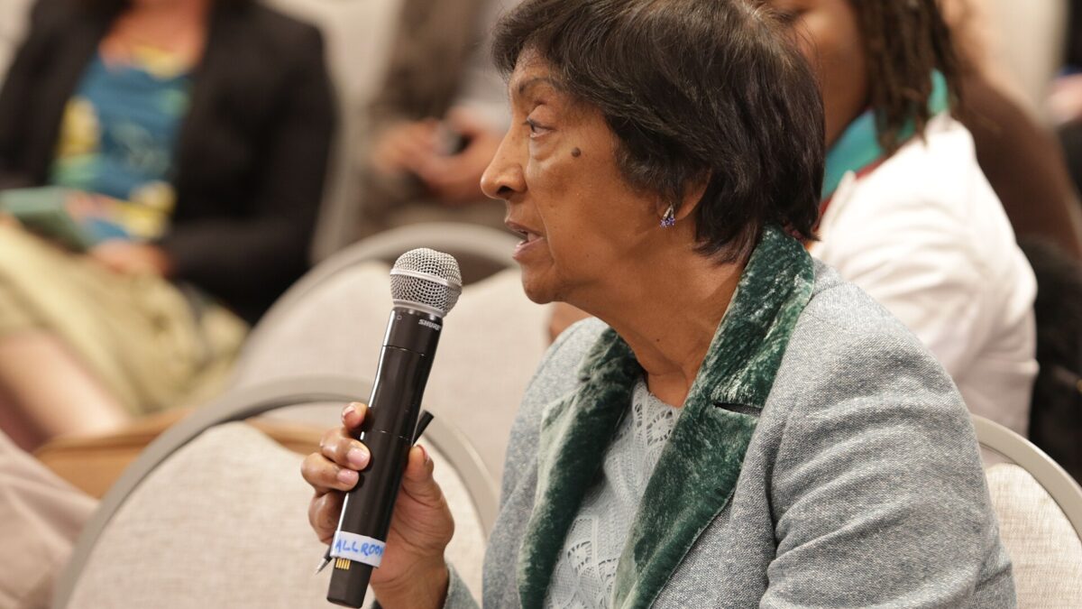 Retrato de Navi Pillay, jurista sudafricana y ex Alta Comisionada de las Naciones Unidas para los Derechos Humanos, en un evento del Grupo de Juristas Africanos (AGJA).