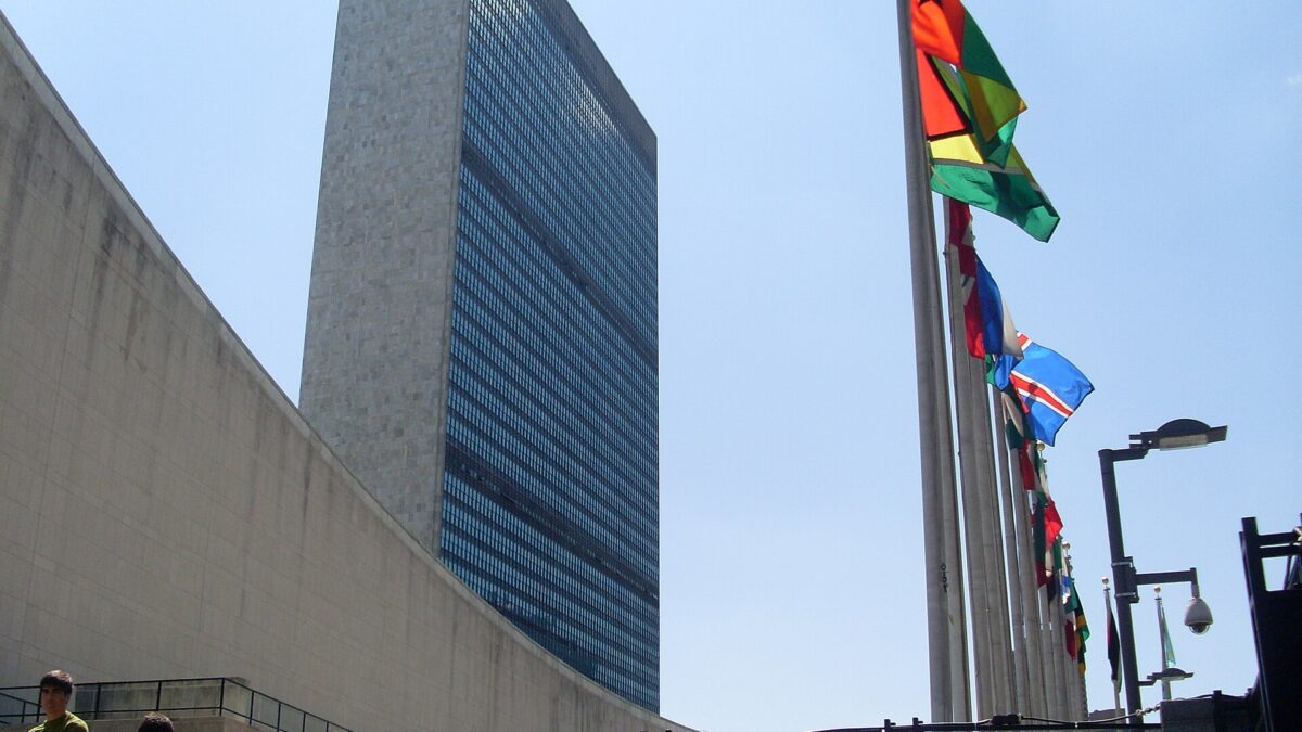 Sede de las Naciones Unidas en Nueva York con las banderas de los países miembros