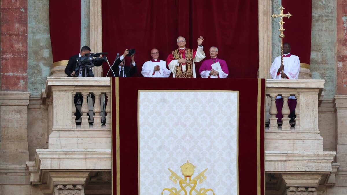 El papa León XIV en la logia de la Basílica de San Pedro