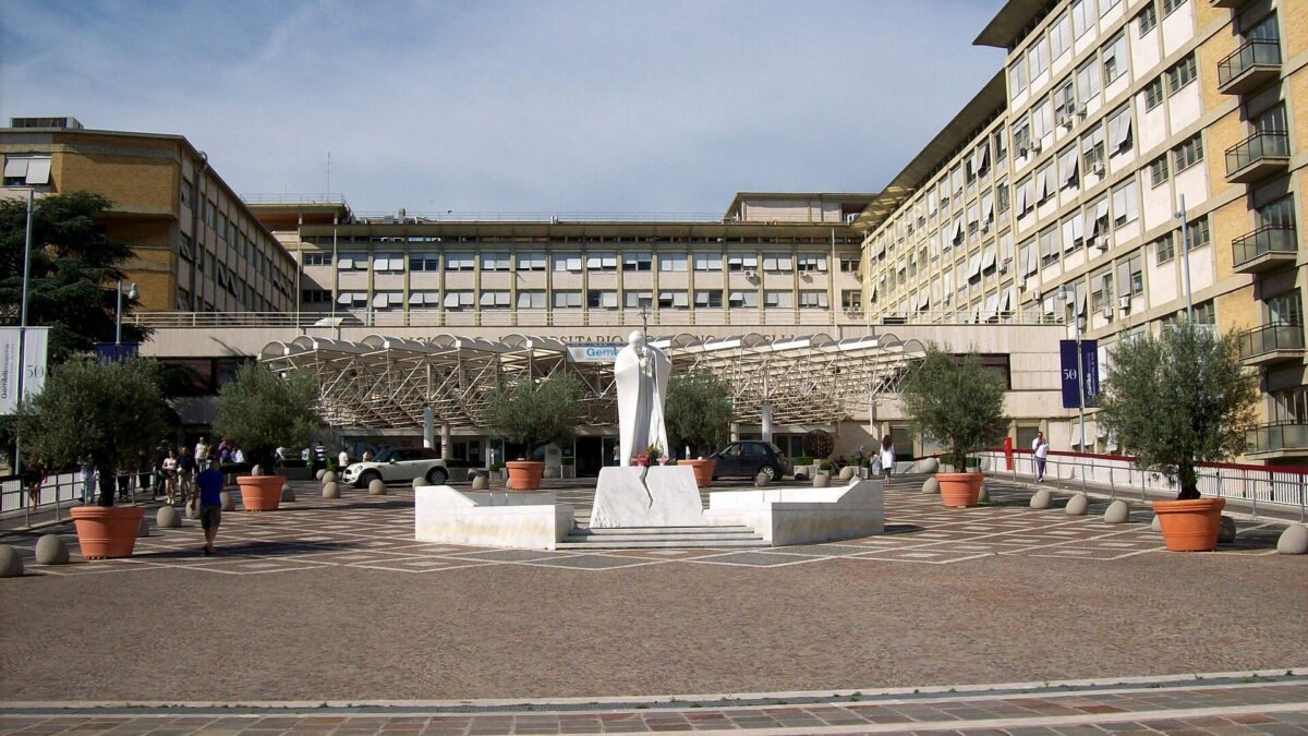 Fachada del Policlínico Agostino Gemelli de Roma, con una estatua en el frente