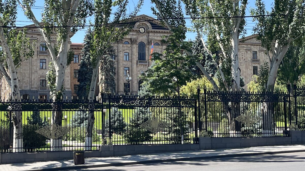Fachada del edificio de la Asamblea Nacional de Armenia en Ereván
