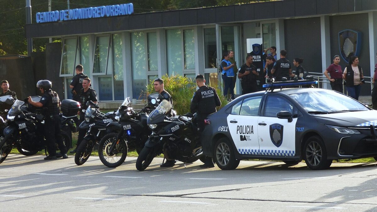 Patrulleros de la Policía de la Ciudad de Buenos Aires estacionados en la calle
