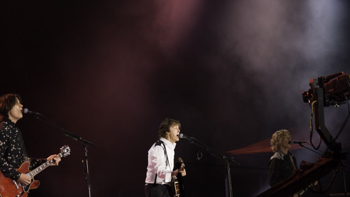 Paul McCartney actuando en un concierto en el estadio Centenario de Montevideo, durante la gira Out There de 2014