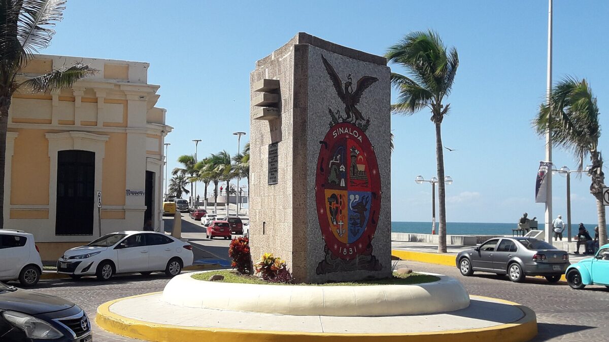 Monumento al Escudo de Mazatlán y Sinaloa, fotografiado el 26 de octubre de 2022.