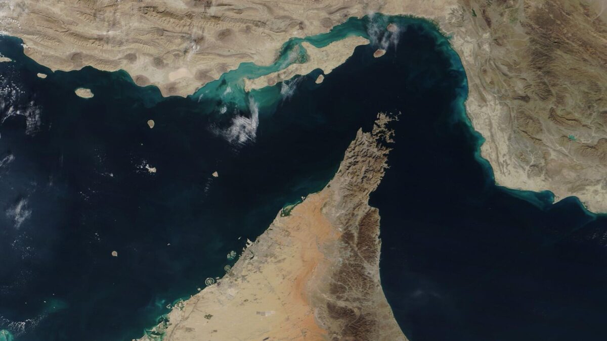 Imagen satelital MODIS del Estrecho de Ormuz, entre el Golfo Pérsico y el Golfo de Omán, con Irán al norte y la península arábiga al sur