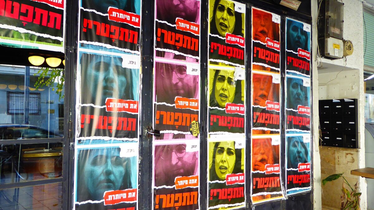 Manifestantes en una protesta contra Benjamin Netanyahu en Tel Aviv